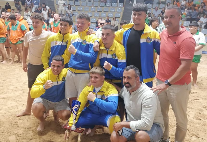 Los juveniles del Yaiza celebrando el triunfo con su presidente, Emilio Machín, y el concejal de Deportes, Ángel Lago