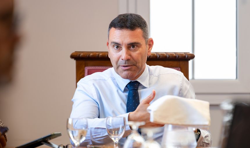 Oswaldo Betancort durante el análisis de la campaña turística