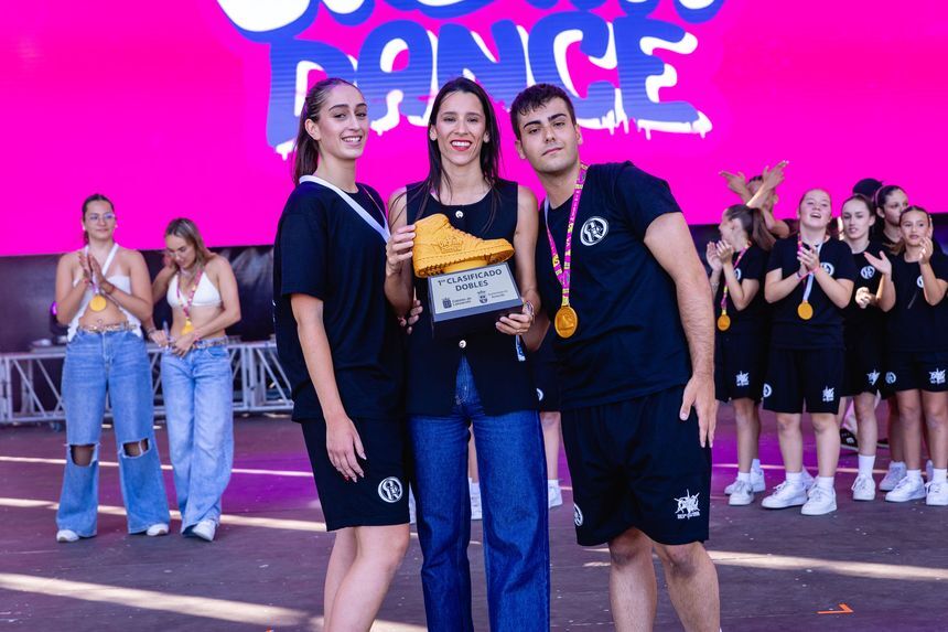 Ángela y Pablo con Aroa Revelo