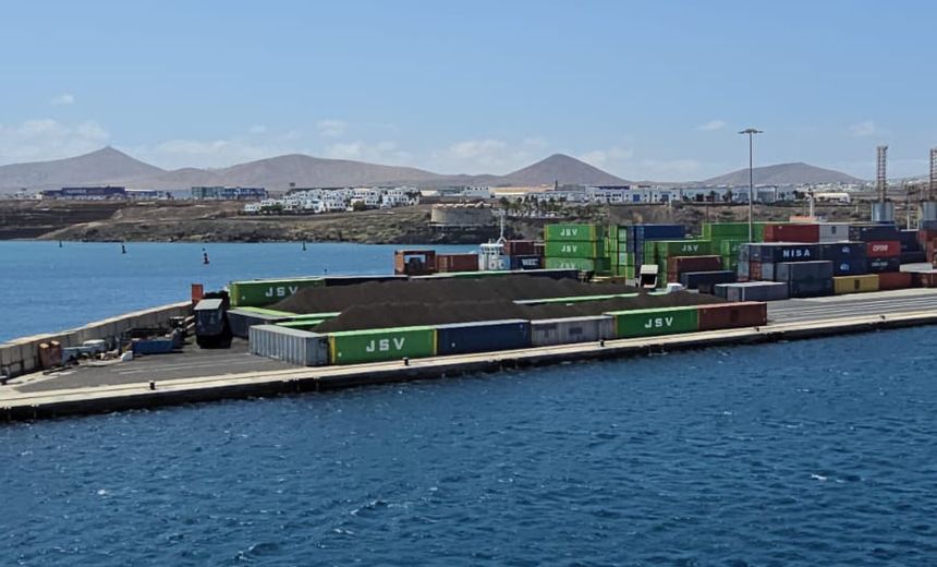 Imagen de este jueves captada por un pasajero que partía en barco a la Península y que se quedó impactado por la imagen.