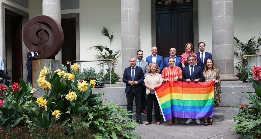 Los representantes políticos del Parlamento con la bandera que defiende la igualdad entre las personas de cualquier género