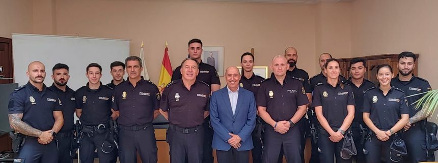 Los agentes con el director insular en el interior de la sede gubernamental