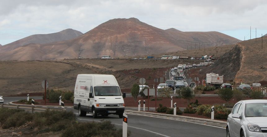 Imagen de la circulación en la carretera que va a Yaiza en horario de mañana.
