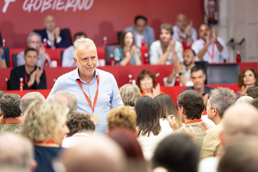 Torres con Pedro Sánchez al fondo