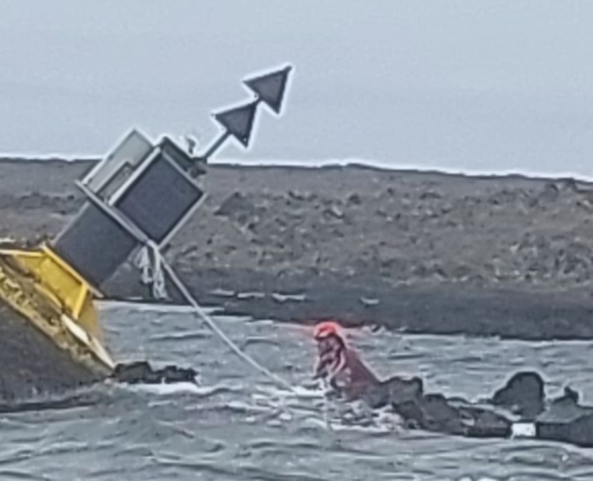 Uno de los bomberos que realizó el rescate en plena acción