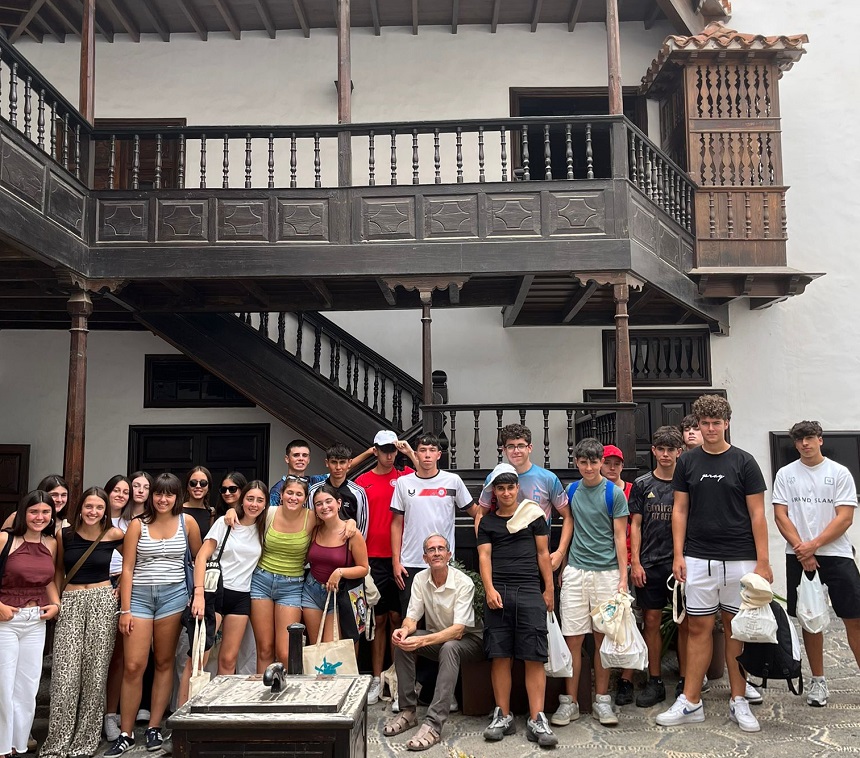 Jóvenes de Lemoa en la oficina de Reserva de la Biosfera
