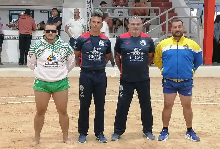 Los capitanes con los árbitros de la contienda