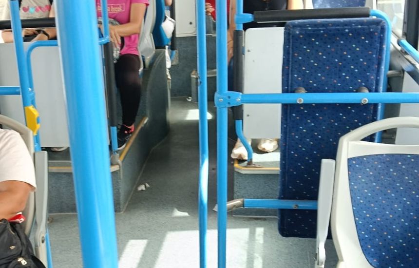 La guagua iba medio llena a pesar del insoportable calor