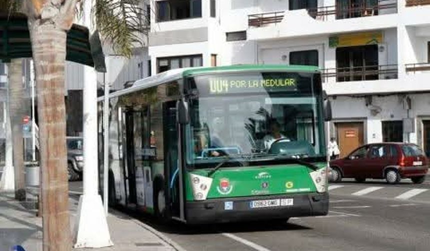 Imagen de una de las guaguas de Arrecife que tiene ya varios lustros de vida