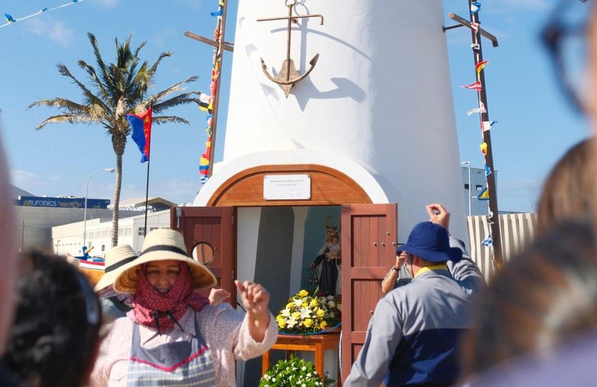 Imagen de la ofrenda floral que se hizo a los caídos en el Cruz del Mar