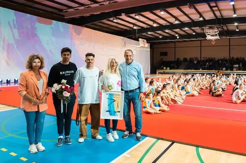 La hija de Lolina Curbelo, la también ex concejal Nuria Cabrera, recogiendo junto a los nietos de la fallecida uno de los muchos reconocimientos que ha tenido por su trayectoria