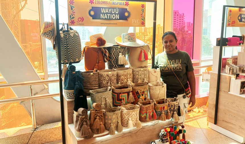 Trabajo artesanal de la comunidad indígena Wayuú, Colombia
