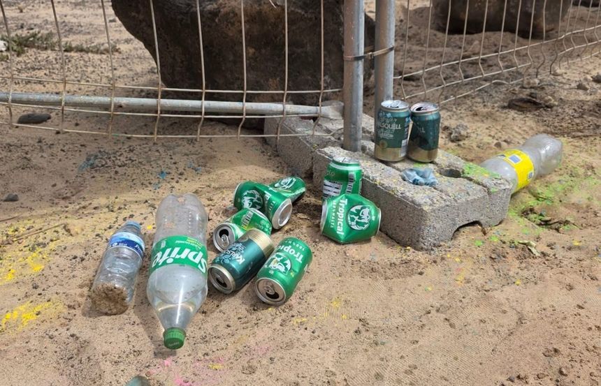 Los populares aseguran que se encontraban latas y botellas por cualquier rincón del pueblo
