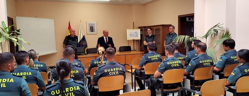 El director insular se dirigió a los nuevos agentes en la sede de Arrecife.