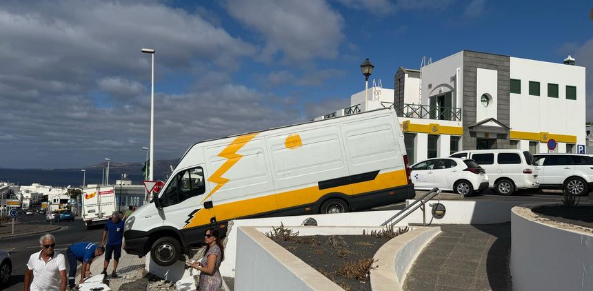 El furgón no llegó a la acera por poco.