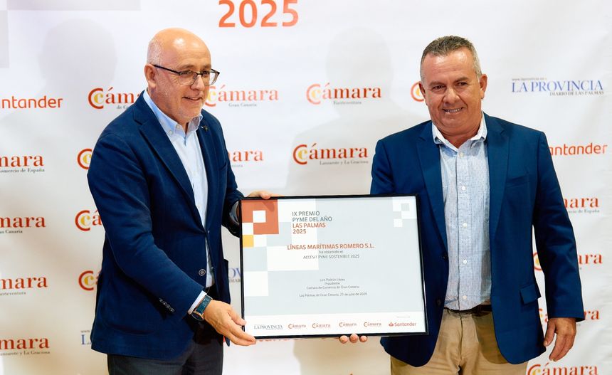 Federico Romero recibiendo el premio de manos del presidente del Cabildo de Gran Canaria, Antonio Morales.