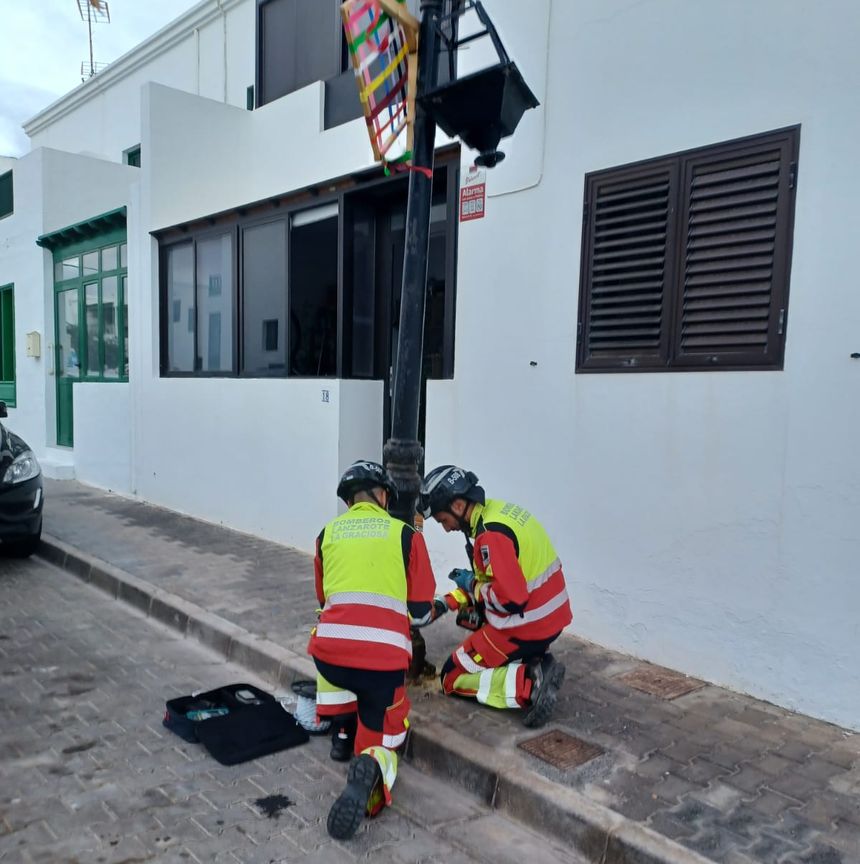 Una de las numerosas farolas que sufrieron daño este miércoles.