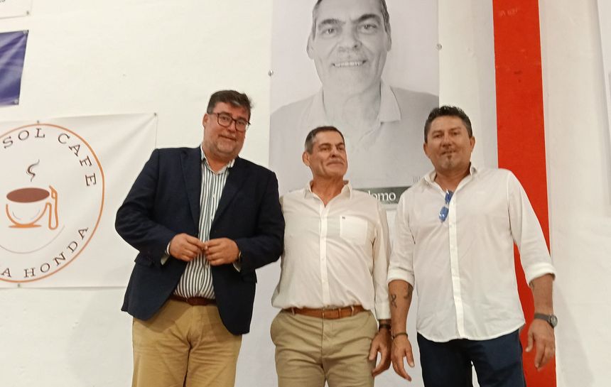 El alcalde de San Bartolomé, Isidro Pérez, junto al homenajeado y el organizador del evento, el presidente del San Bartolomé, José Hernández
