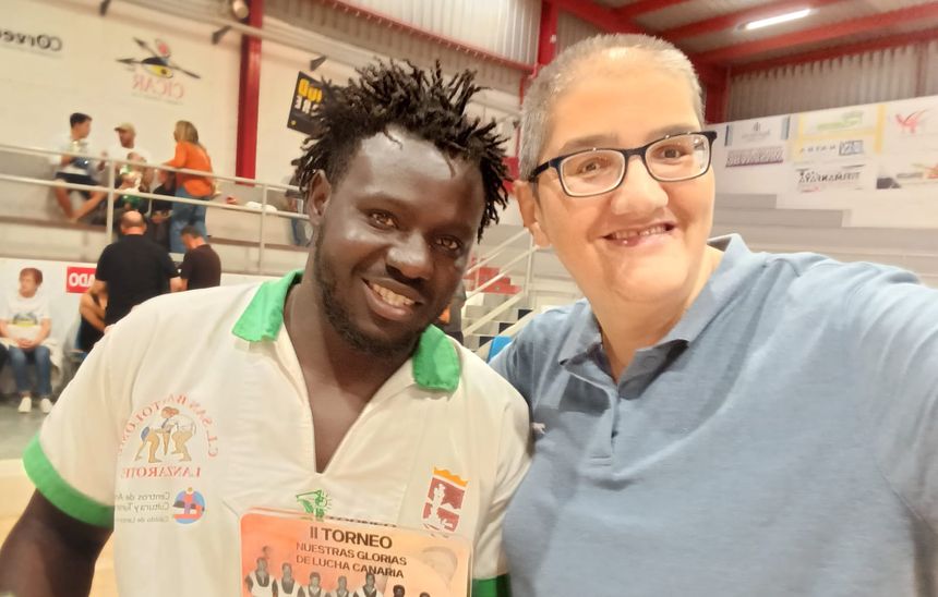 Nuestro compañero Carmelo Padrón con uno de los grandes destacados de la noche, el luchador Ibrahima Barkhoum
