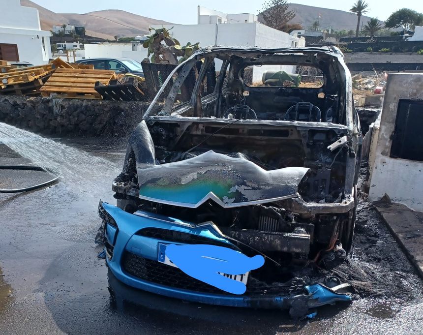 Los bomberos sólo pudieron sofocar el fuego y controlar que no se extendiera a otras zonas.