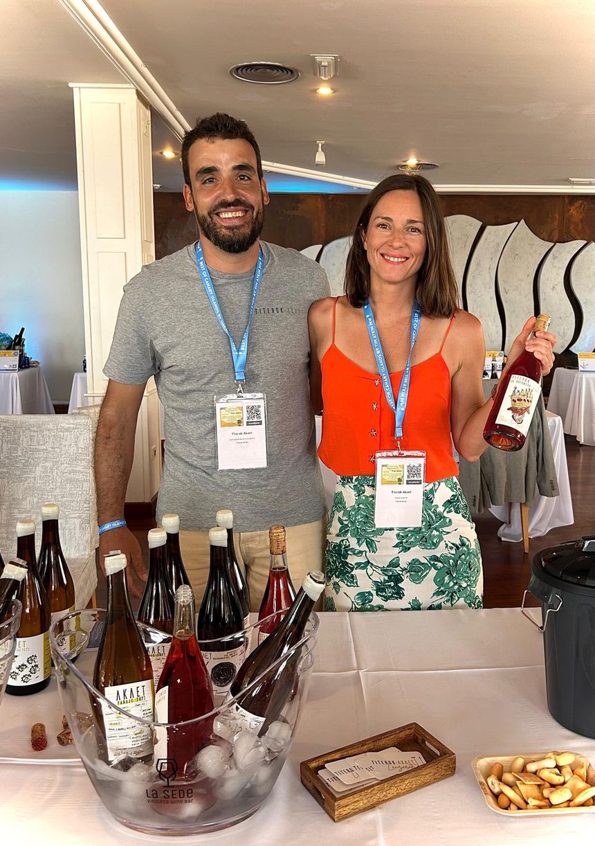 Daniel y Marta en una muestra de sus vinos.