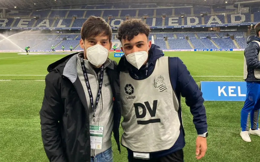 Darío Ramírez junto a uno de los mejores jugadores canarios de la historia, David Silva.