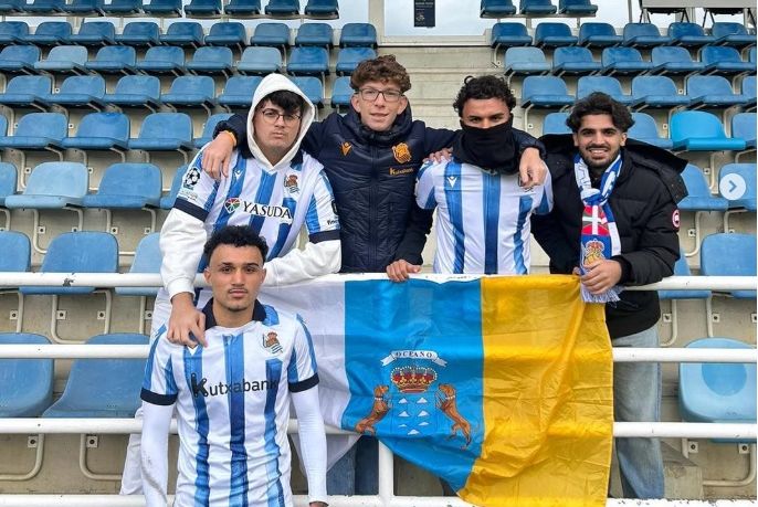 Ramírez, todavía con la camiseta de la Real Sociedad, con la bandera canaria.