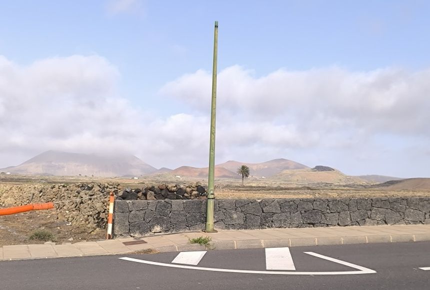 Una de las muchas farolas rotas que hay por el municipio.