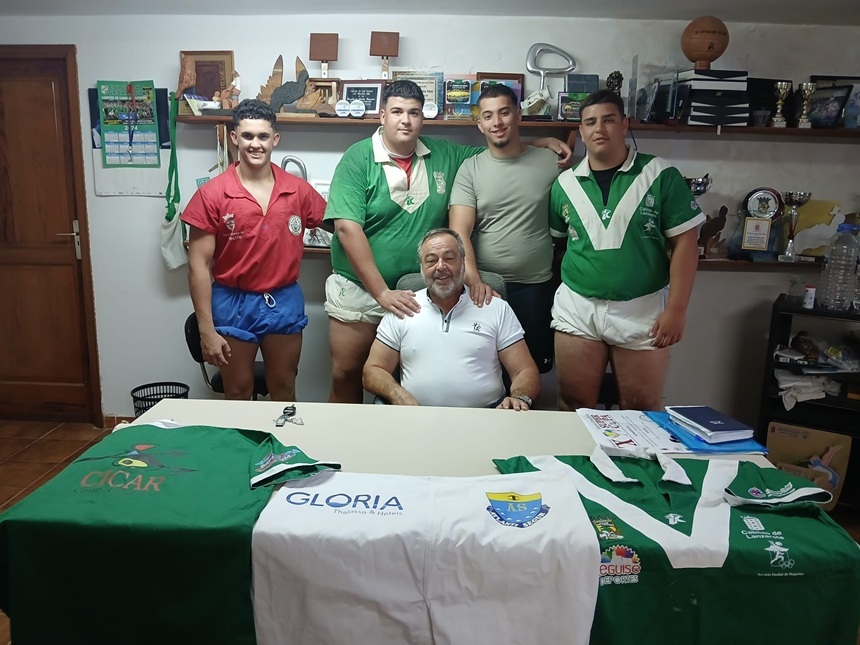 Francisco Díaz junto luchadores juveniles.