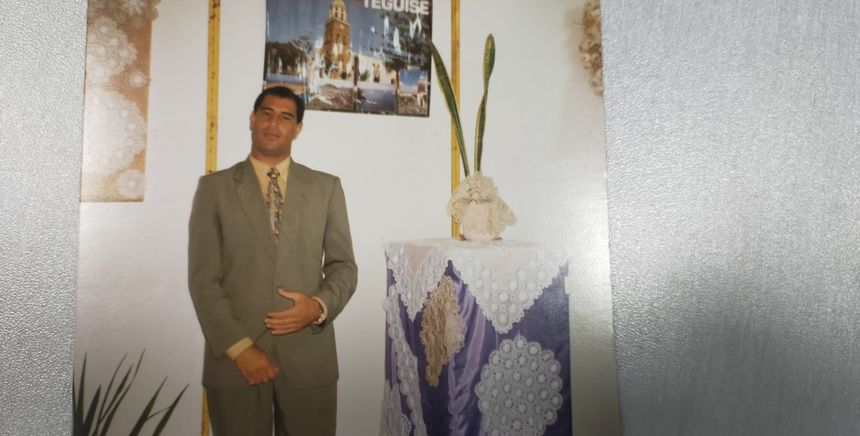 El ex concejal del Mercadillo en un puesto de rosetas cuando estaba en el Gobierno de Teguise.