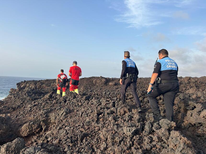Firefighters Assist Disoriented Person Between Playa del Cochino and Las Malvas