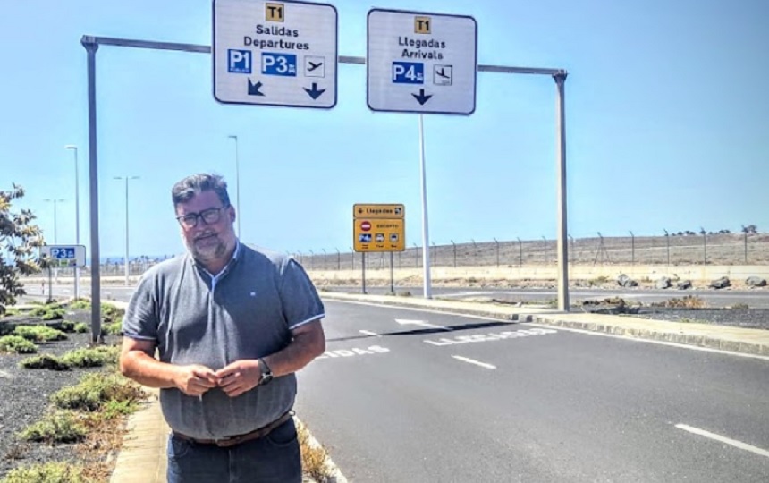 Isidro Pérez viendo las zonas ajardinadas del aeropuerto.