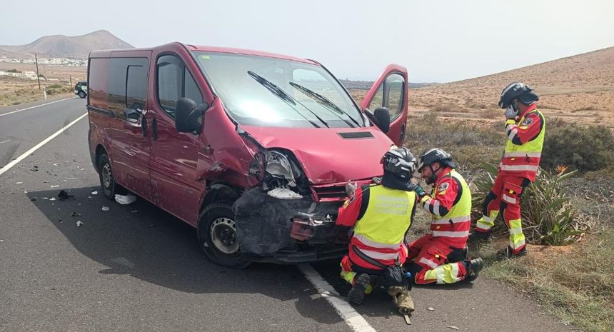 El otro vehículo quedó también totalmente destrozado en su parte delantera