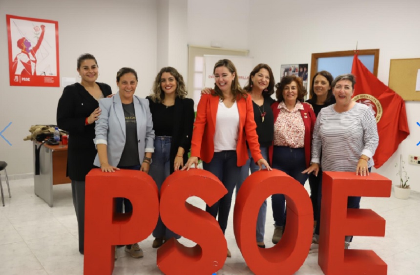Paula Corujo al lado de María Dolores Corujo con otras mujeres destacadas dentro del PSOE local.