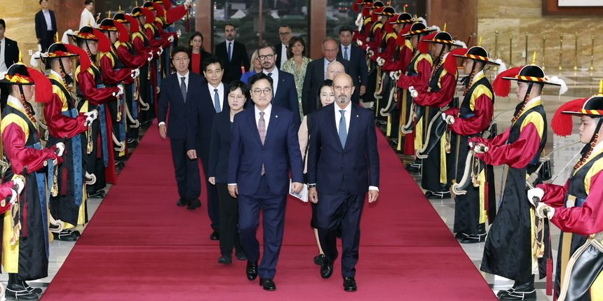 Fajardo con el resto de senadores en la recepción que les hicieron en Korea.