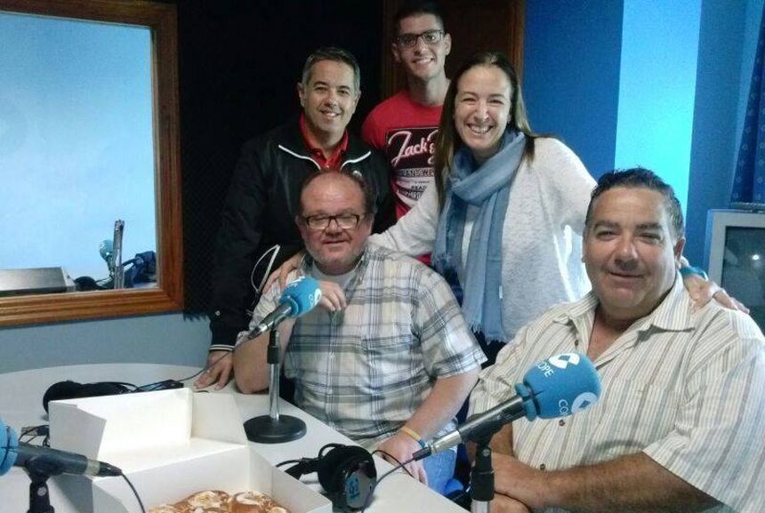 Juan Antonio de la Hoz en los primeros estudios de Crónicas Radio con Cristóbal Olivero, Laura San José, Víctor San Ginés y David Riverol en una de las muchas mañanas que compartió y disfrutó.