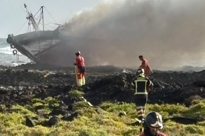 Bomberos actuando en la zona en el momento en el que se produjo el incendio en la embarcación.