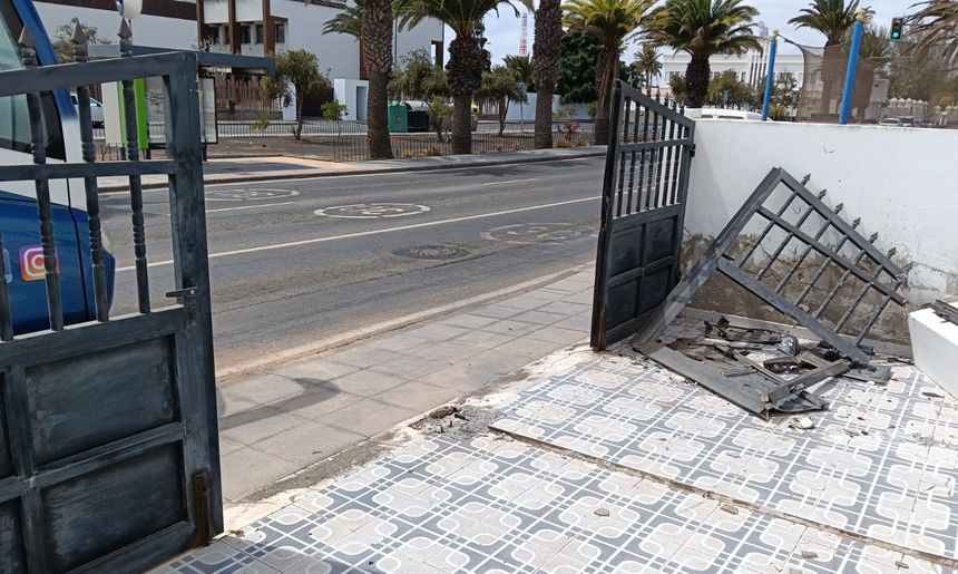 Los bomberos limpiaron la zona del accidente