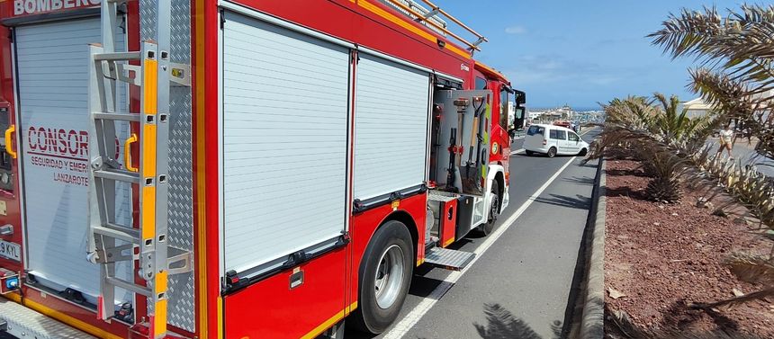 Los bomberos tuvieron que intervenir para reestablecer el tráfico en la zona.