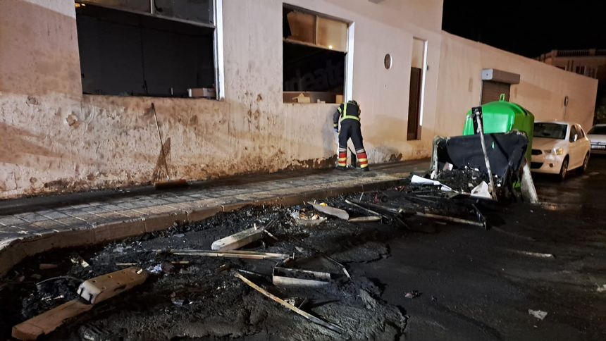 Fire in Arrecife Damages Containers and Adjacent Commercial Property
