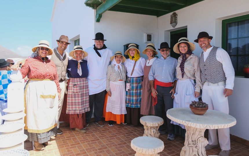 El alcalde de San Bartolomé con los integrantes de su grupo de gobierno