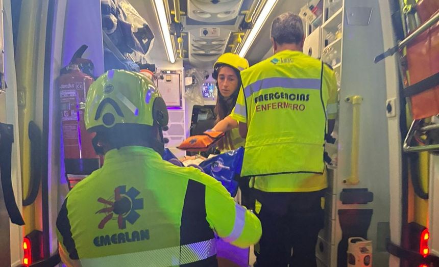 El personal de EMERLAN con el paciente dentro de la ambulancia.