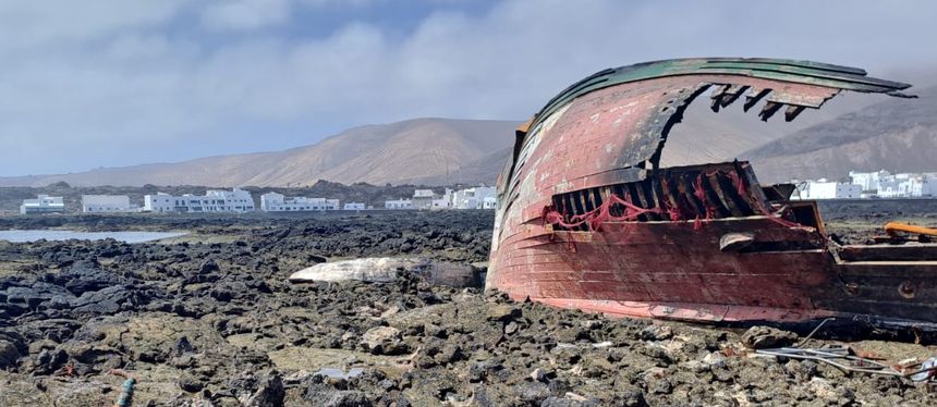 Imagen de cómo estaban este sábado por la mañana los restos del atunero marroquí en el que viajaron los inmigrantes que entraron de forma irregular en la Isla