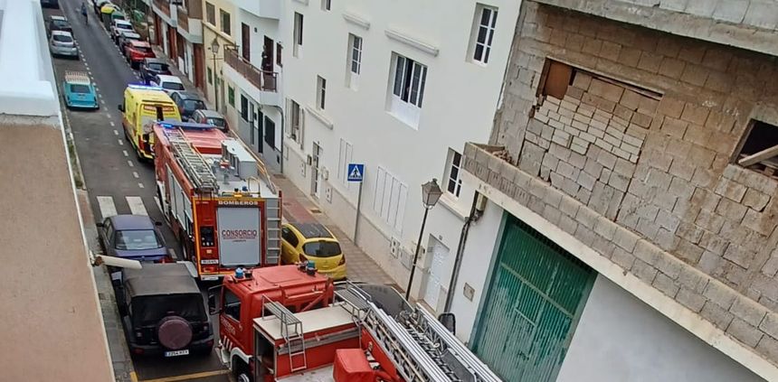 Firefighters Rescued Patient from Third Floor for Urgent Hospital Transfer in Arrecife