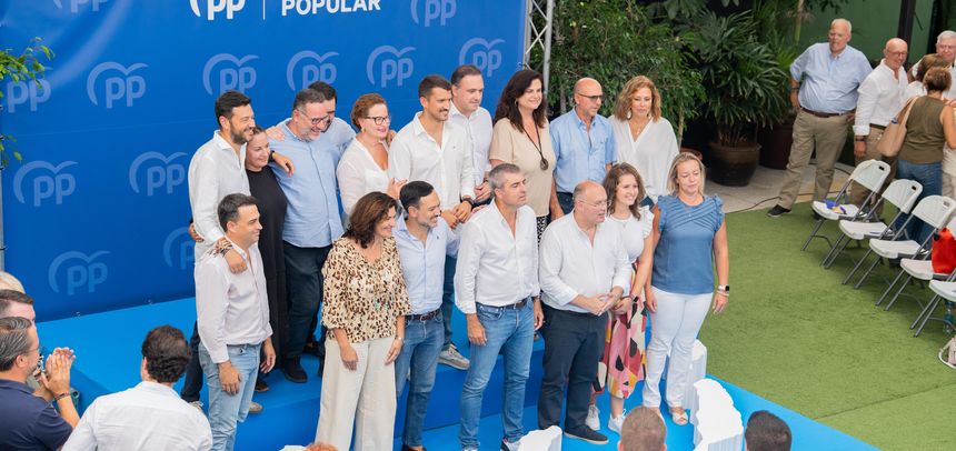 Foto de familia del PP canario, con la lanzaroteña Astrid Pérez
