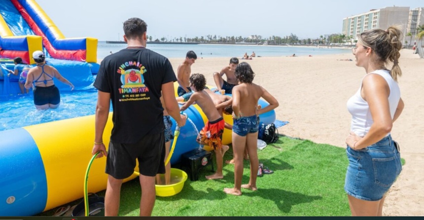 La concejal de Playas viendo cómo disfrutan los niños en una jornada de mucho calor.