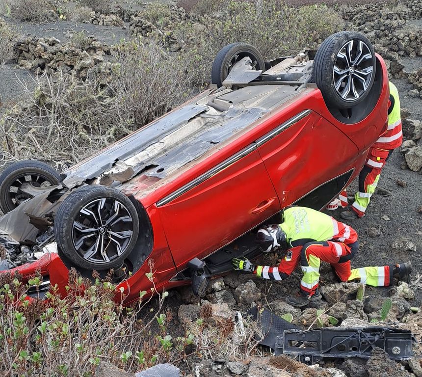 Car overturns in Haría, emergency services respond as occupants are taken to hospital