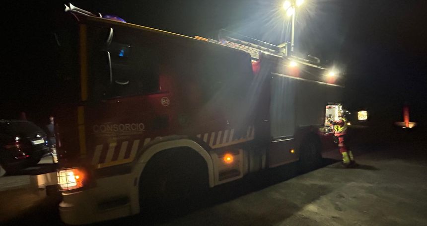 Los bomberos de Yaiza en el momento de su actuación.