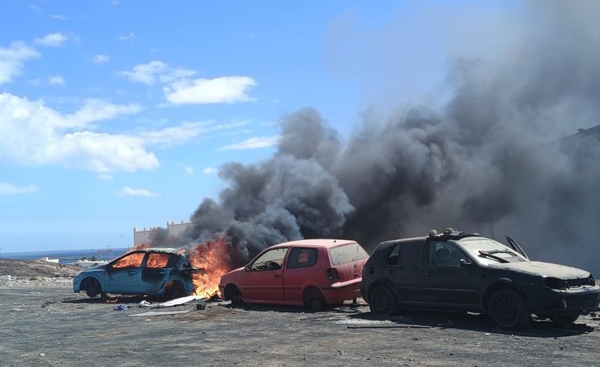 En la zona hay otros vehículos abandonados.