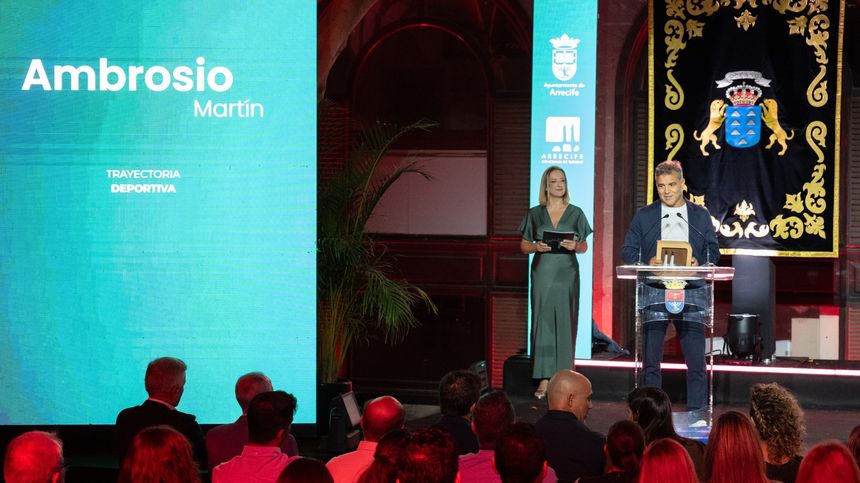 El acto fue presentado por la periodista de Grupo Crónicas Laura San José.